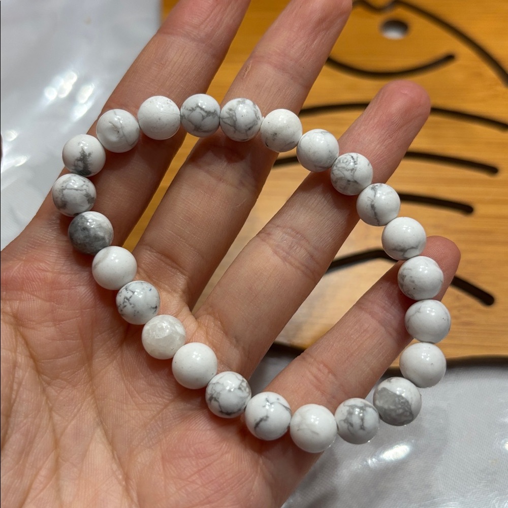 Natural white Howlite beaded bracelet 8mm